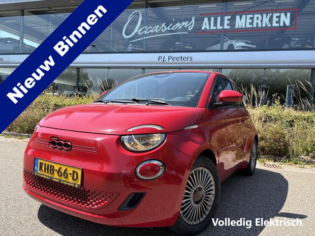Fiat 500 RED 24 kWh Achteruitrijcamera - Apple carplay - Navigatie - Parkeersensor achter - Draadloze telefoonoplader - Airco - Bluetooth - Cruise control - Keyless start - Radio - Stuur multifunctioneel - Elektrische ramen - Led verlichting - Licht metalen velgen