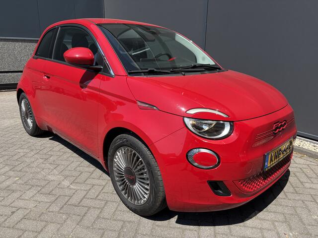 Fiat 500 RED 24 kWh Achteruitrijcamera - Apple carplay - Navigatie - Parkeersensor achter - Draadloze telefoonoplader - Airco - Bluetooth - Cruise control - Keyless start - Radio - Stuur multifunctioneel - Elektrische ramen - Led verlichting - Licht metalen velgen