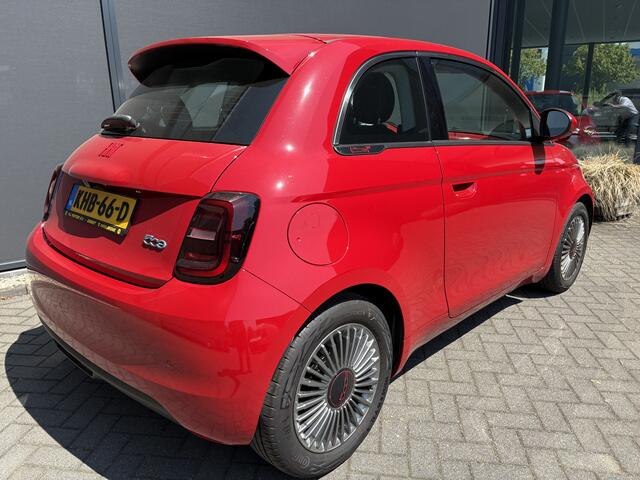 Fiat 500 RED 24 kWh Achteruitrijcamera - Apple carplay - Navigatie - Parkeersensor achter - Draadloze telefoonoplader - Airco - Bluetooth - Cruise control - Keyless start - Radio - Stuur multifunctioneel - Elektrische ramen - Led verlichting - Licht metalen velgen