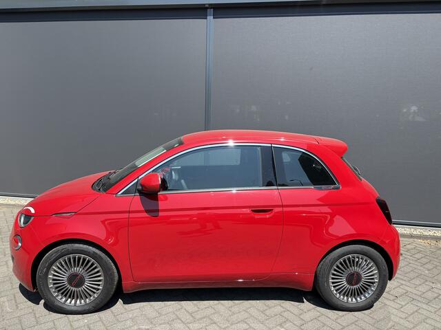 Fiat 500 RED 24 kWh Achteruitrijcamera - Apple carplay - Navigatie - Parkeersensor achter - Draadloze telefoonoplader - Airco - Bluetooth - Cruise control - Keyless start - Radio - Stuur multifunctioneel - Elektrische ramen - Led verlichting - Licht metalen velgen