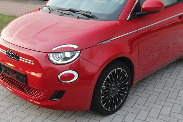 Fiat 500 La Prima 42 kWh Pano-Clima-Cruise-Led-Navi-Leder-Camera-JBL 6.000 KM !!