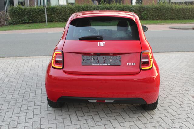 Fiat 500 La Prima 42 kWh Pano-Clima-Cruise-Led-Navi-Leder-Camera-JBL 6.000 KM !!