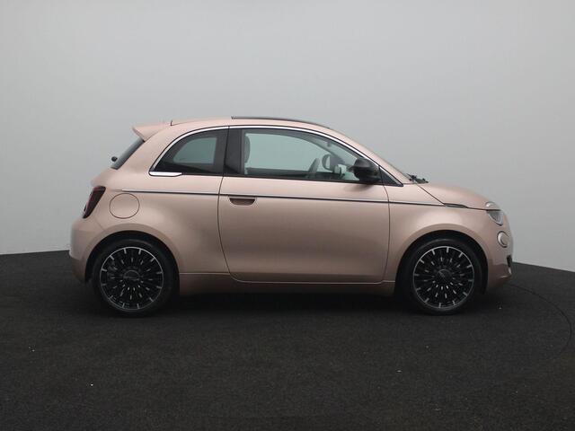 Fiat 500 1.0 Hybrid La Prima | 17"Lichtmetalen Velgen | Navigatie | Camera | Lederen Stoelbekleding | Tot 8 jaar Speciale Garantie!