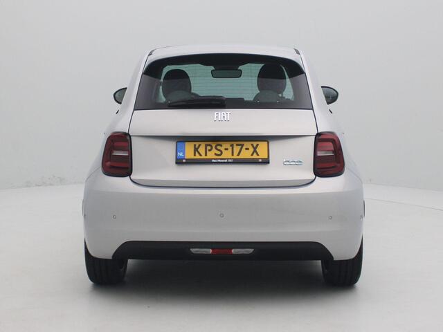 Fiat 500 La Prima 42 kWh | Leder | Camera | 17" Velgen | JBL Audio | DEMO