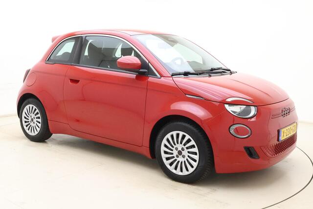 Fiat 500 RED 24 kWh | Navigatie | Climate control | Weinig kilometers | Keyless start | Cruise control | 100% Elektrisch