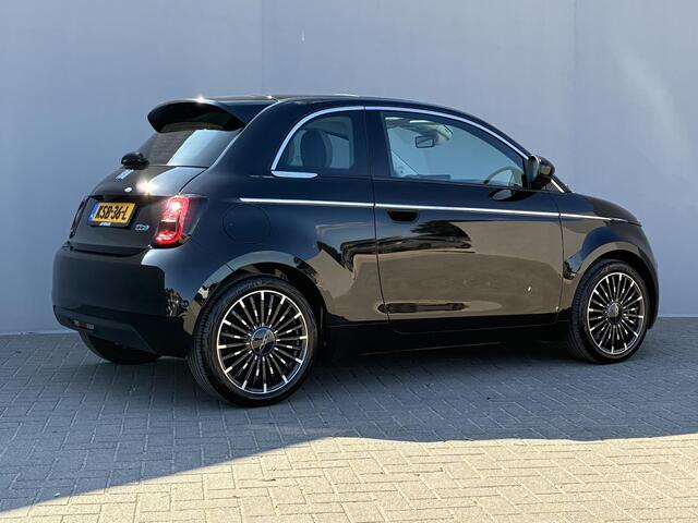Fiat 500 La Prima 42 kWh / SOH 94% / Apple Carplay/Android Auto / Achteruitrijcamera / Adaptieve Cruise Control / Lichtmetalen Velgen 17" / Navigatie / 3-fase / Snelladen /