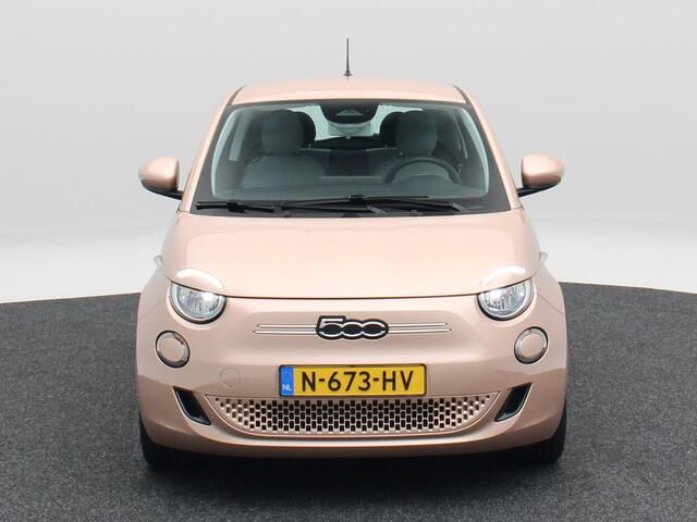 Fiat 500 3+1 Icon 42 kWh | Navigatie | Climate Controle | 17 Inch | Parkeersensoren | Bluetooth | 40.959 Km!!
