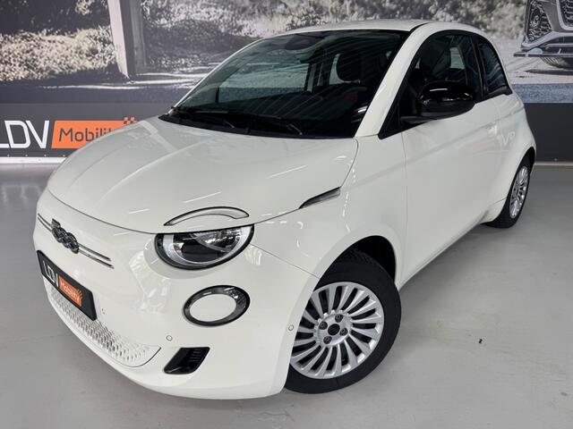 Fiat 500 RED / Camera / Apple Carplay / All-season banden / 12252 km.