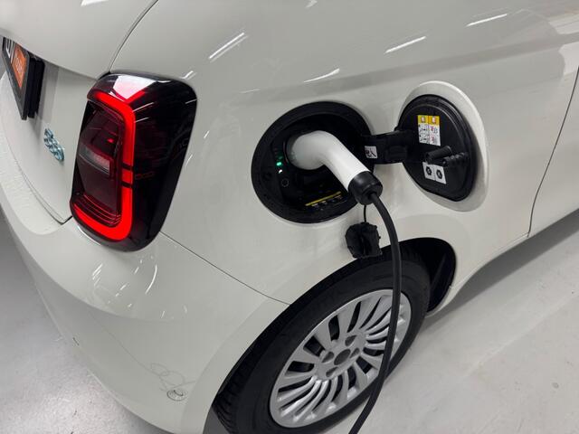 Fiat 500 RED / Camera / Apple Carplay / All-season banden / 12252 km.