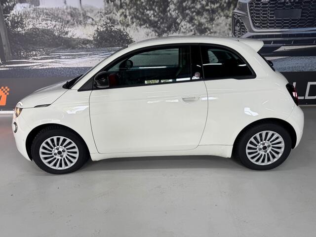 Fiat 500 RED / Camera / Apple Carplay / All-season banden / 12252 km.