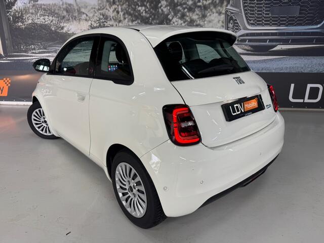 Fiat 500 RED / Camera / Apple Carplay / All-season banden / 12252 km.