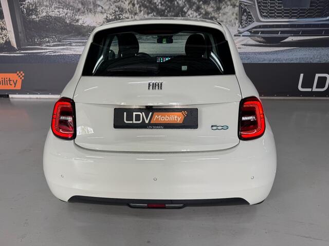 Fiat 500 RED / Camera / Apple Carplay / All-season banden / 12252 km.