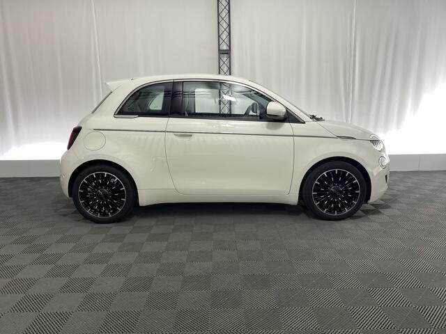 Fiat 500 La Prima 42 kWh | Apple carplay | Navi | Camera | Leer | Stoelverwarming | Armsteun | Dodehoekdet.