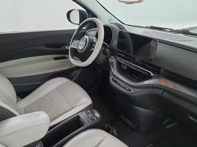 Fiat 500C La Prima 42 kWh (119 PK) (Subsidie Mogelijk) 1e-Eig. Fiat-Dealer-Onderh. BOVAG-Garantie. NL-Auto. Parelmoer, Leer, Elek.-Schuifdak, Navigatie/Apple-Carplay/Android-Auto, Adaptive-Cruisecontrol, Keyless-Entry/Start, Parkeersensoren-V+A, DAB, Lm-Velgen-17I