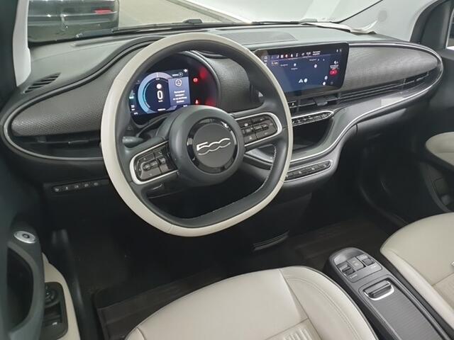 Fiat 500C La Prima 42 kWh (119 PK) (Subsidie Mogelijk) 1e-Eig. Fiat-Dealer-Onderh. BOVAG-Garantie. NL-Auto. Parelmoer, Leer, Elek.-Schuifdak, Navigatie/Apple-Carplay/Android-Auto, Adaptive-Cruisecontrol, Keyless-Entry/Start, Parkeersensoren-V+A, DAB, Lm-Velgen-17I