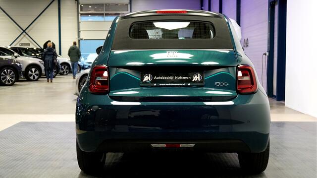 Fiat 500C Icon 42 kWh CABRIODAK ELEKTRISCH + NAVI KLEUR + CLIMA + CRUISE + LANE ASSIST + NAVI GROOT SCHERM + APPLE CARPLAY/ANDROID AUTO + BLUETOOTH + KEYLESS ENTRY&GO + PARKSENSOREN + 16" LM-VELGEN!!