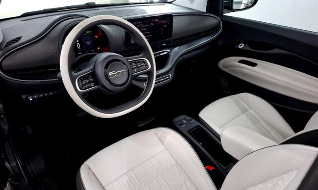 Fiat 500C La Prima 42 kWh NAVI KLEUR + CABRIODAK ELEKTRISCH + LEER + CLIMA + ADAPT.CRUISE + LANE ASSIST + CAMERA + STOELVERWARMING + APPLE CARPLAY/ANDROID AUTO + KEYLESS ENTRY&GO + PARKSENSOREN V&A + 17" LM-VELGEN!!