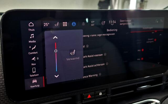 Fiat 500C La Prima 42 kWh NAVI KLEUR + CABRIODAK ELEKTRISCH + LEER + CLIMA + ADAPT.CRUISE + LANE ASSIST + CAMERA + STOELVERWARMING + APPLE CARPLAY/ANDROID AUTO + KEYLESS ENTRY&GO + PARKSENSOREN V&A + 17" LM-VELGEN!!