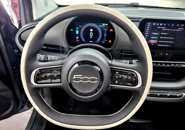 Fiat 500C La Prima 42 kWh NAVI KLEUR + CABRIODAK ELEKTRISCH + LEER + CLIMA + ADAPT.CRUISE + LANE ASSIST + CAMERA + STOELVERWARMING + APPLE CARPLAY/ANDROID AUTO + KEYLESS ENTRY&GO + PARKSENSOREN V&A + 17" LM-VELGEN!!