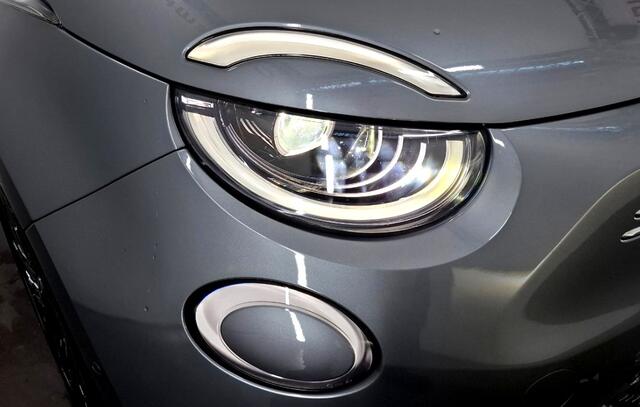 Fiat 500C La Prima 42 kWh NAVI KLEUR + CABRIODAK ELEKTRISCH + LEER + CLIMA + ADAPT.CRUISE + LANE ASSIST + CAMERA + STOELVERWARMING + APPLE CARPLAY/ANDROID AUTO + KEYLESS ENTRY&GO + PARKSENSOREN V&A + 17" LM-VELGEN!!