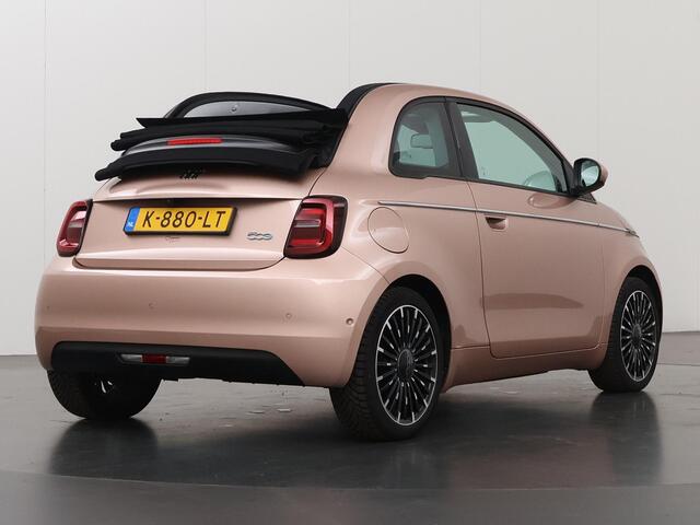 Fiat 500C Icon 42 kWh | Camera | Opendak | Adaptieve Cruise Control | Apple CarPlay/Android Auto | Stoelverwarming | Dodehoek detectie | LED | DAB |