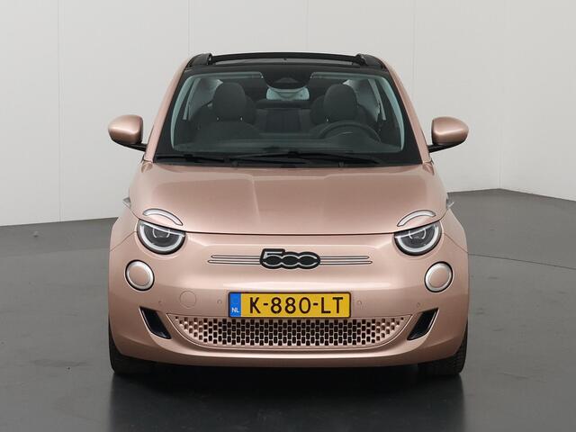 Fiat 500C Icon 42 kWh | Camera | Opendak | Adaptieve Cruise Control | Apple CarPlay/Android Auto | Stoelverwarming | Dodehoek detectie | LED | DAB |