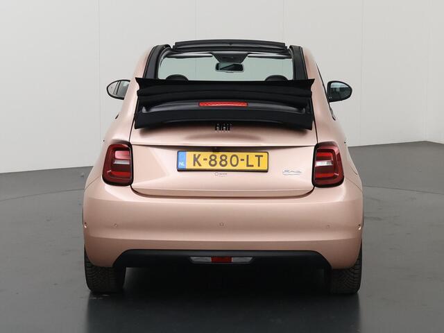 Fiat 500C Icon 42 kWh | Camera | Opendak | Adaptieve Cruise Control | Apple CarPlay/Android Auto | Stoelverwarming | Dodehoek detectie | LED | DAB |