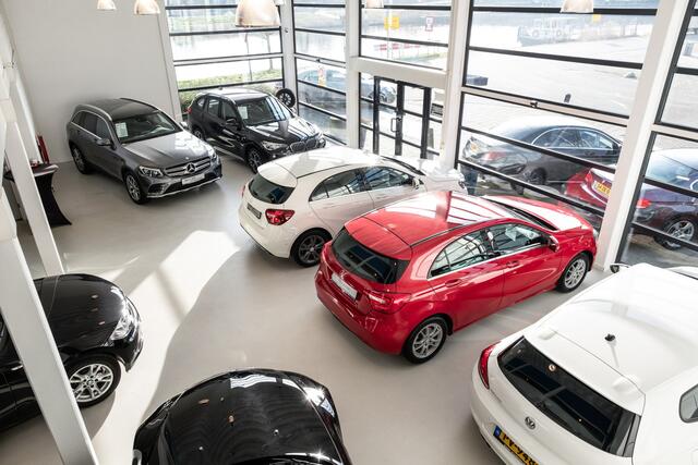 Fiat 500C La Prima 42 kWh Automaat Cabriolet / Incl BTW / 120 PK / Apple CarPlay / 360 Camera / Navigatie / 17" LM Velgen / Leder Int / LED / 1e Eigenaar!