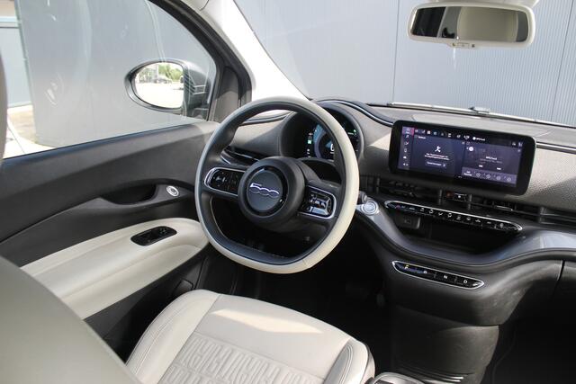 Fiat 500C La Prima 42 kWh | Incl. 12 maanden garantie | Stoelverwarming | Adaptieve Cruise | Apple Carplay/ Android Auto | Parkeercamera | Parkeersensoren | Airco | Lane Assist |