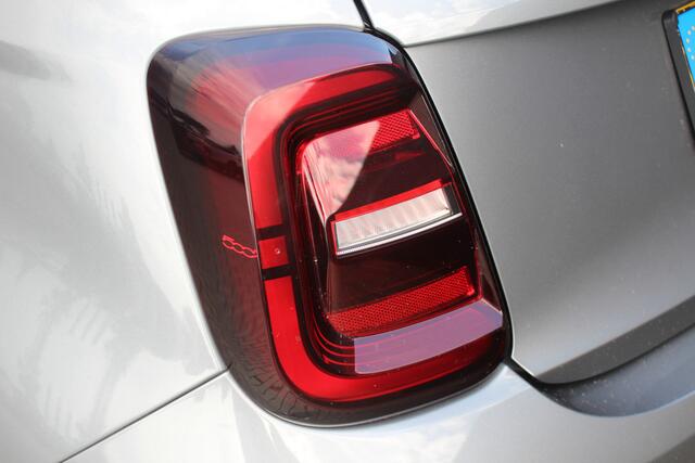 Fiat 500C La Prima 42 kWh | Incl. 12 maanden garantie | Stoelverwarming | Adaptieve Cruise | Apple Carplay/ Android Auto | Parkeercamera | Parkeersensoren | Airco | Lane Assist |