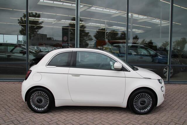 Fiat 500C Icon 42 kWh Cabrio Automaat Bomvolle auto, oa met Airco Navi Camera Stoelverwarming Carplay