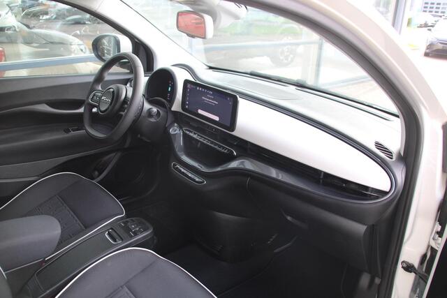 Fiat 500C Icon 42 kWh Cabrio Automaat Bomvolle auto, oa met Airco Navi Camera Stoelverwarming Carplay