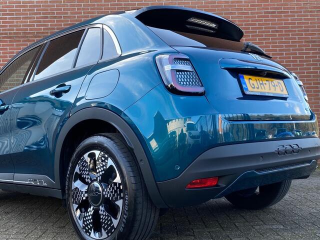 Fiat 600 LA PRIMA 54 KWH NAV ADAPT-CRUISE CARPLAY LMV STOELVW CAMERA PDC