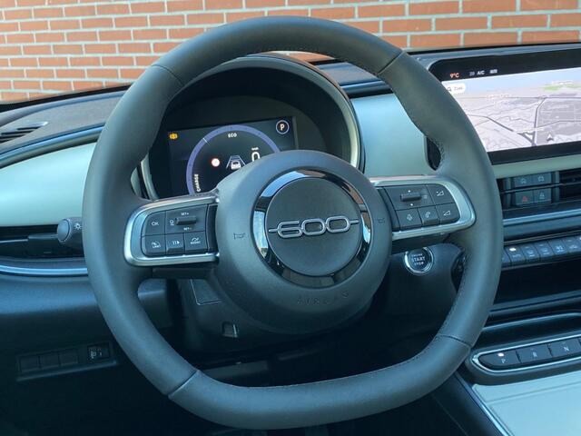 Fiat 600 LA PRIMA 54 KWH NAV ADAPT-CRUISE CARPLAY LMV STOELVW CAMERA PDC