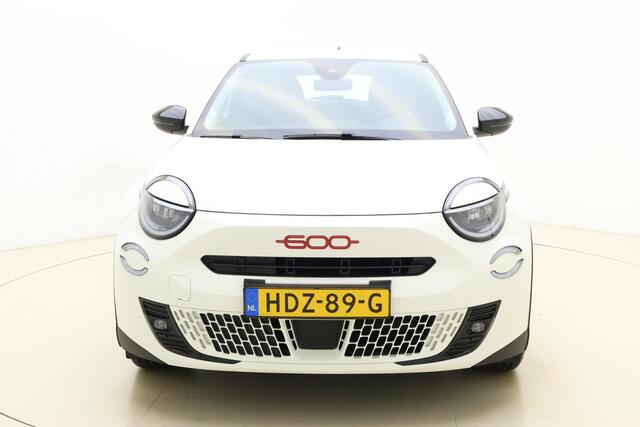 Fiat 600 600e RED 54 kWh NIEUW | Apple Carplay/Android Auto | LED verlichting | Sfeerverlichting | Parkeersensoren achter | Cruise control | Direct rijden