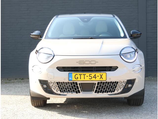 Fiat 600 1.2 Hybrid 100PK La Prima | Adaptive cruise control | Stoelverwarming | Navigatie | Camera | Apple Carplay/ Android Auto | Climate control | Dodehoekwaarschuwing | 360° parkeersensoren