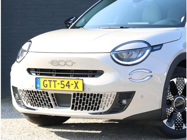 Fiat 600 1.2 Hybrid 100PK La Prima | Adaptive cruise control | Stoelverwarming | Navigatie | Camera | Apple Carplay/ Android Auto | Climate control | Dodehoekwaarschuwing | 360° parkeersensoren