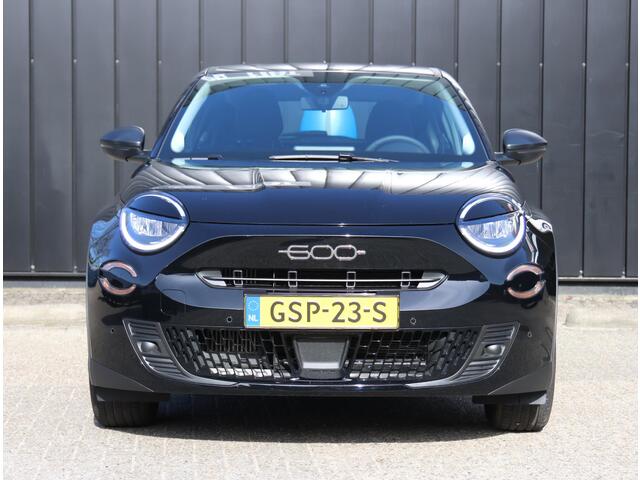Fiat 600 1.2 Hybrid 136PK Urban | Camera | Climate Control | Apple Carplay/Android Auto | Parkeersensoren voor & achter | Licht- & Regensensor |
