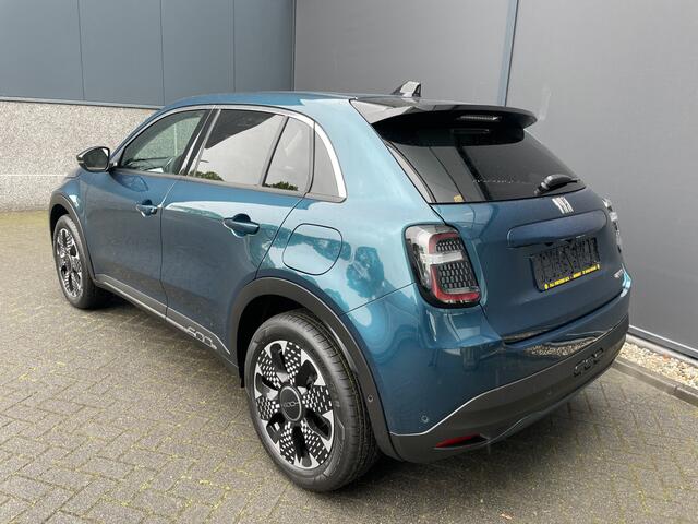 Fiat 600 1.2 Hybrid 100 La Prima // Full options Climate control -Cruise control adaptive - Park. sensoren V+A - Navi full map - A-uitrij camera - MFL-Stuurwiel - Apple carplay/Android auto - V-Stoelen Verwarmbaar met massage functie - Blue Bluetooth - audio inst.