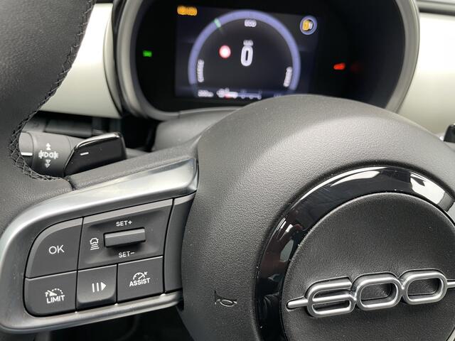 Fiat 600 1.2 Hybrid 100 La Prima // Full options Climate control -Cruise control adaptive - Park. sensoren V+A - Navi full map - A-uitrij camera - MFL-Stuurwiel - Apple carplay/Android auto - V-Stoelen Verwarmbaar met massage functie - Blue Bluetooth - audio inst.