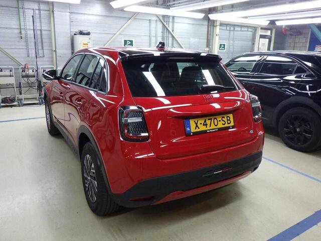 Fiat 600 600e RED 54 kWh Apple Carplay/Parkeersensoren/409km actieradius/GEEN AFLEVERKOSTEN