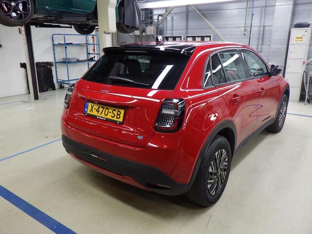Fiat 600 600e RED 54 kWh Apple Carplay/Parkeersensoren/409km actieradius/GEEN AFLEVERKOSTEN
