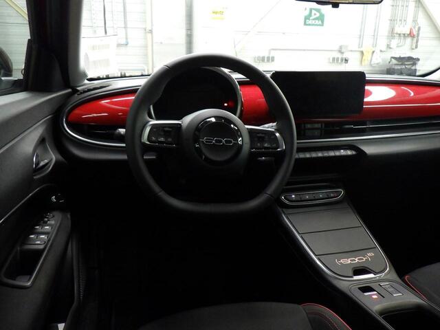 Fiat 600 600e RED 54 kWh Apple Carplay/Parkeersensoren/409km actieradius/GEEN AFLEVERKOSTEN