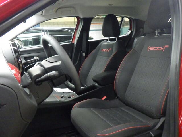 Fiat 600 600e RED 54 kWh Apple Carplay/Parkeersensoren/409km actieradius/GEEN AFLEVERKOSTEN