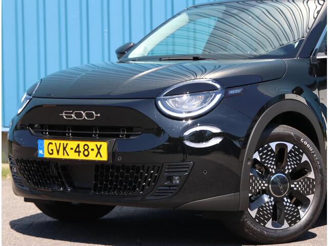 Fiat 600 1.2 110PK Hybrid La Prima | Adaptieve cruise control | Stoelverwarming | Navigatie | Camera | Apple Carplay/ Android Auto | Climate control | Dodehoek waarschuwing | 360° parkeersensoren