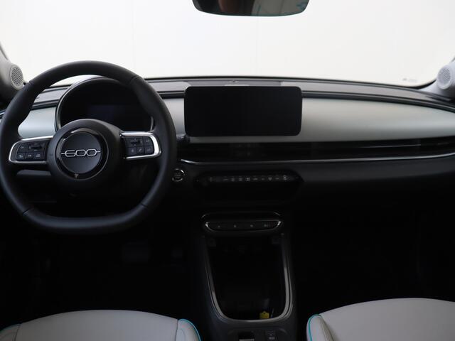 Fiat 600 600e La Prima 54 kWh | Carplay | Camera | Elektrische Stoelen | Massage Functie |