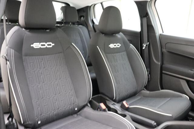 Fiat 600 1.2 Hybrid Urban | Automaat | Climate control | Camera | Navigatie via Carlay | Keyless | Lichtmetalen velgen | Cruise control | LED verlichting
