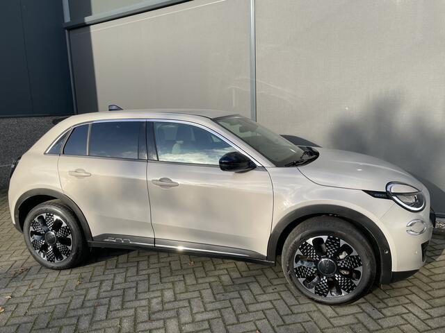 Fiat 600 1.2 Hybrid La Prima 136 pk Achteruitrijcamera - Airco - Apple carplay - Bluetooth - Cruise control - Navigatiesysteem - Parkeersensoren voor en achter - Dodehoek detector - Keyless start and entry - Voorstoelen verwarmd - Mistlampen voor - Stuur multifun