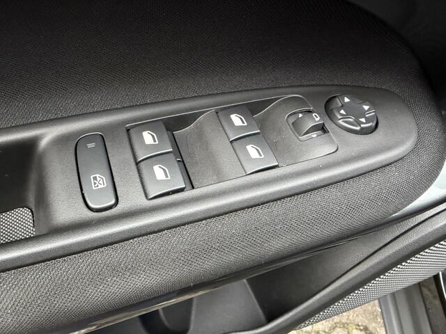 Fiat 600 1.2 Hybrid ICON | Camera | Navi | Stoelverwarming | Keyless |