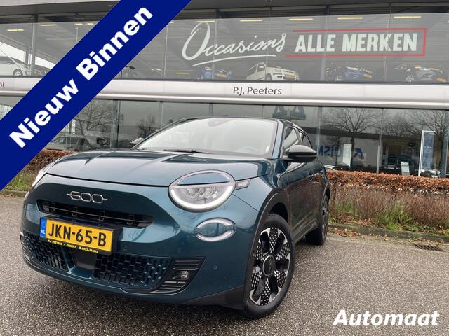 Fiat 600 1.2 Hybrid La Prima 136 pk Achteruitrijcamera - Airco - Apple carplay - Bluetooth - Cruise control - Navigatiesysteem - Parkeersensoren voor en achter - Dodehoek detector - Keyless start and entry - Voorstoelen verwarmd - Mistlampen voor - Stuur multifun